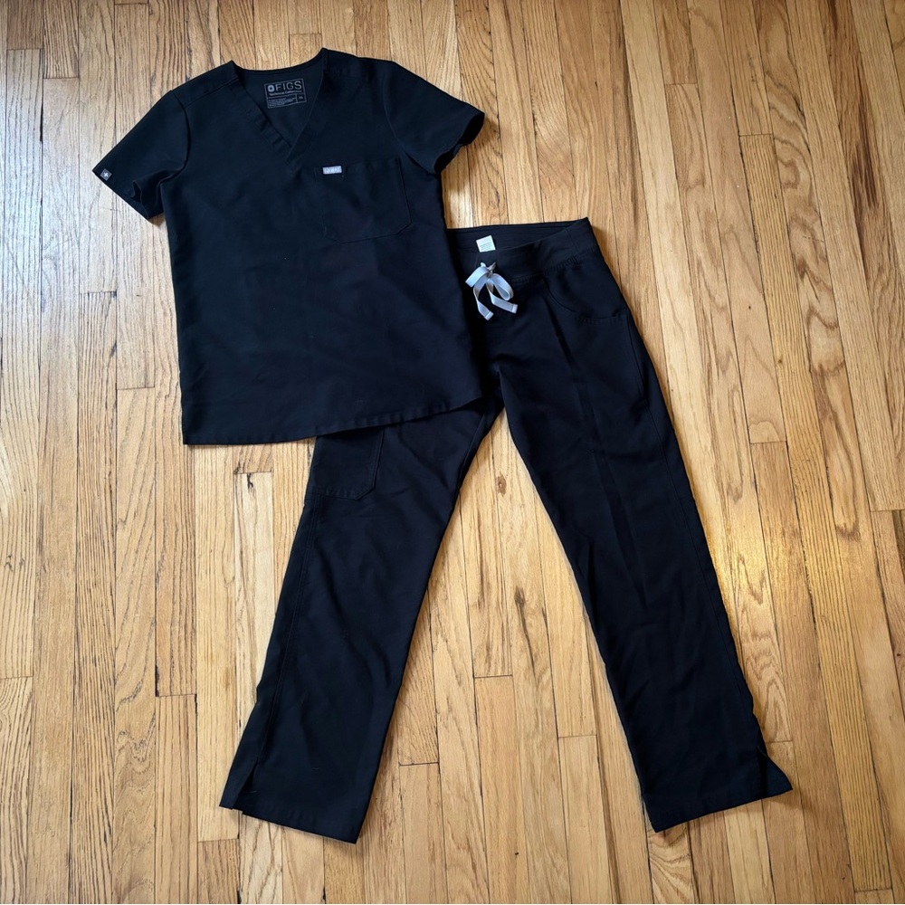FIGS Women’s Scrub Set Catarina One Pocket Top Kade Cargo Pants Black XS